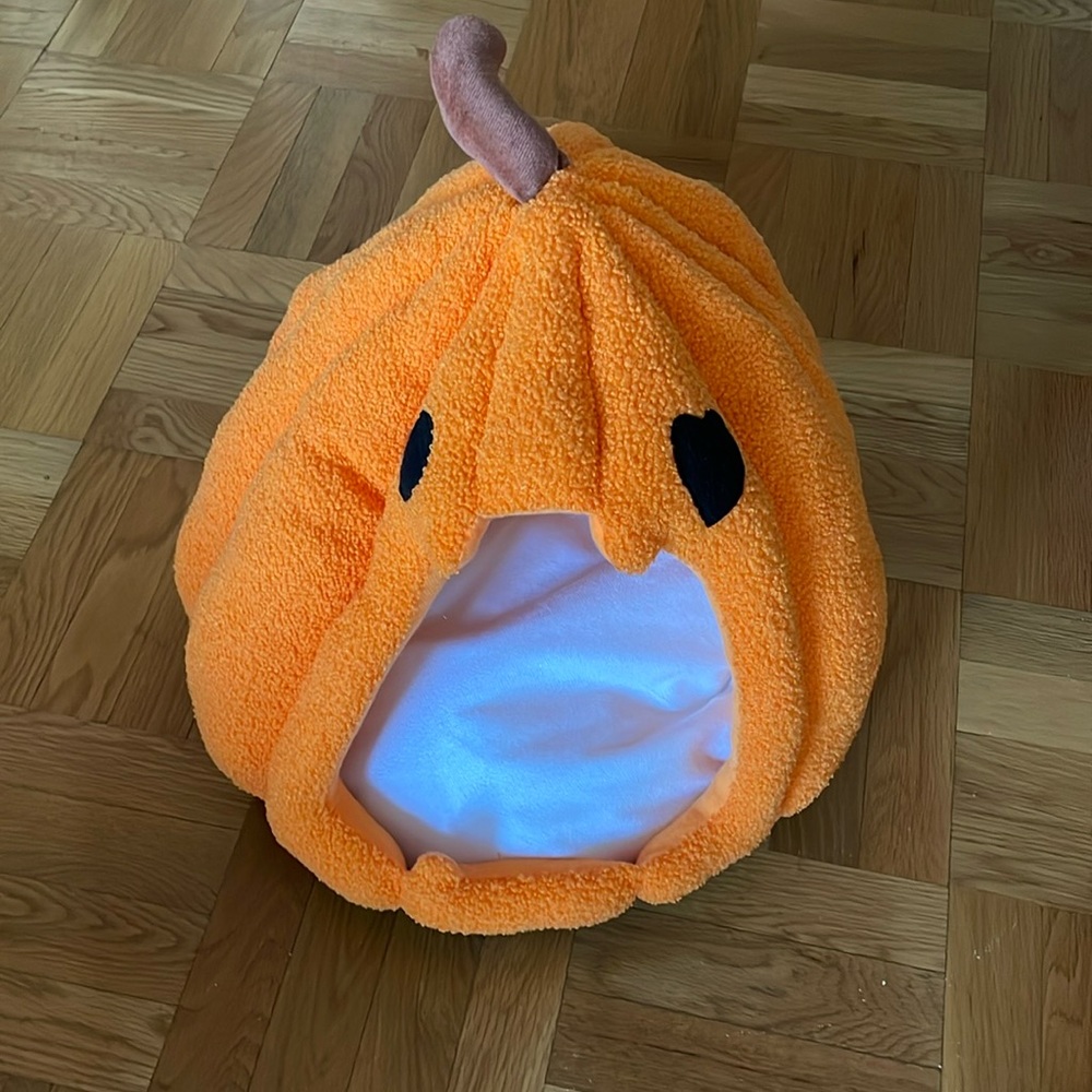 Jack-o-Lantern Pumpkin Cozy Indoor Cat Bed 15 Inch Diameter